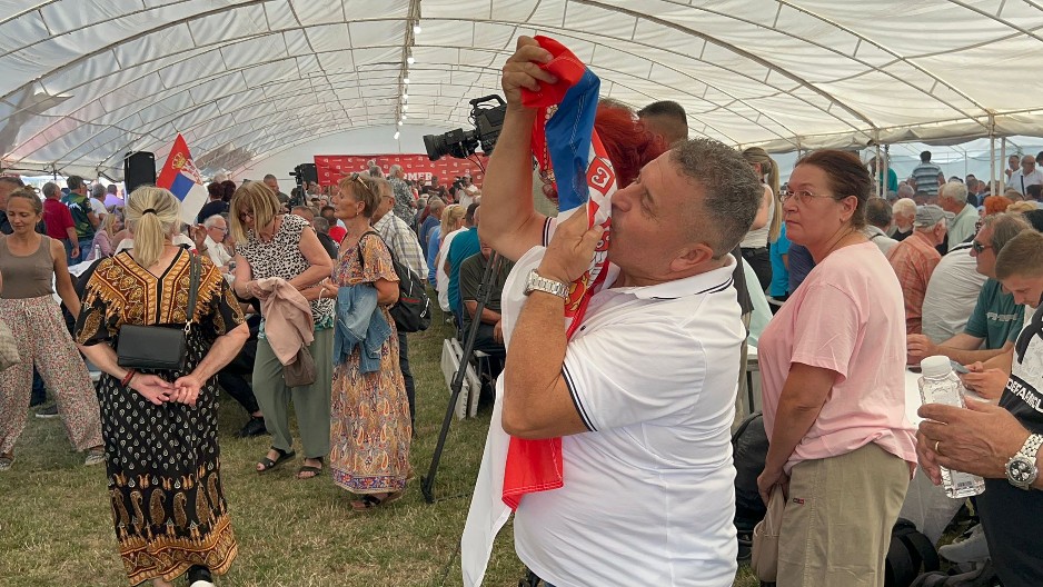 SRPSKA ZASTAVA SE VIJORI, NAROD SLAVI AUTO-PUT DO POŽEGE: Ovako izgleda prava ljubav prema svojoj zemlji! (VIDEO)