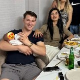 TANJA SAVIĆ IZNENADA OBJAVILA LEPE VESTI Njen 11 godina mlađi dečko drži bebu u naručju, ona puca od emocija: "Jedva smo čekali našu Taru"