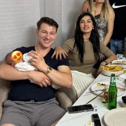 TANJA SAVIĆ IZNENADA OBJAVILA LEPE VESTI Njen 11 godina mlađi dečko drži bebu u naručju, ona puca od emocija: "Jedva smo čekali našu Taru"