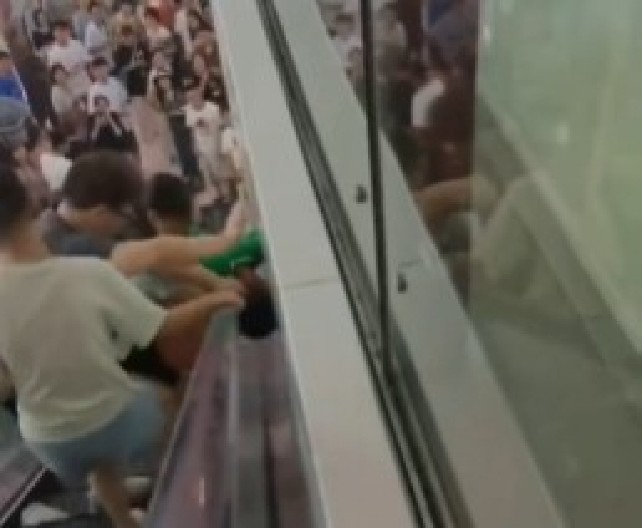 HOROR U TRŽNOM CENTRU Dečak se igrao na pokretnim stepenicama, a onda mu se zaglavila glava, posetioci vrištali u panici! (VIDEO)