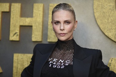 ŠARLIZ TERON VOLI GOLIŠAVOST Glumica pozirala u providnoj haljini, sve dala na izvolite, a onda pokazala i ovo