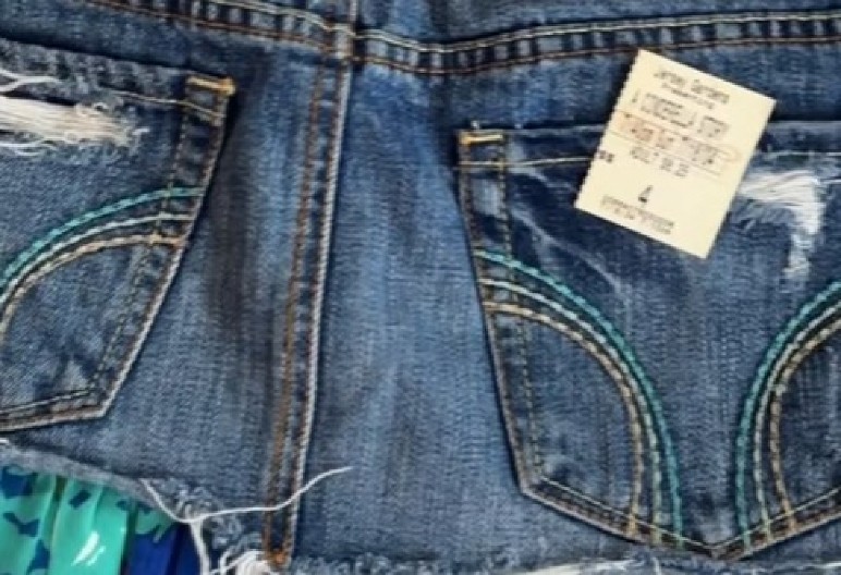 KUPILA POLOVNU SUKNJU OD 500 DINARA, A ONDA ZAVUKLA RUKU U DŽEP Kad je videla šta je pronašla, vilica joj je pala od šoka! (VIDEO)