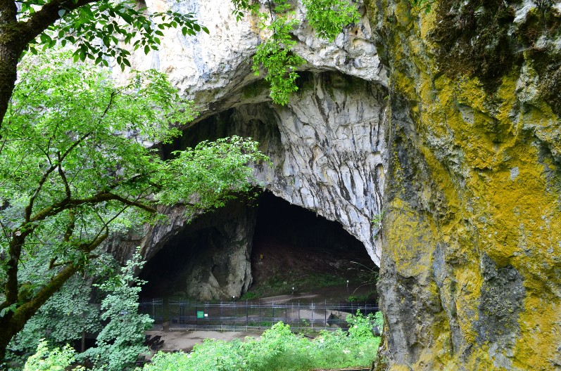 POBEGNITE OD VRUĆINE U ČUDESAN PODZEMNI SVET Otkrijte pećine Srbije - savršen izlet za sve generacije!