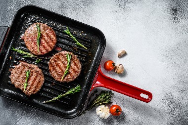 PLJESKAVICE IZ TIGANJA Ukusom ni malo ne zaostaju za onim roštiljskim, ukućani će stajati u redu za još