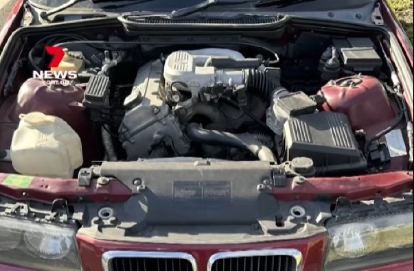 MAJKO MILA, PA DA LI JE OVAJ ČOVEK NORMALAN? Bahati vozač jurcao po putu bez haube, a kad je policija videla šta je unutra, vilica im je pala od šoka! (VIDEO)