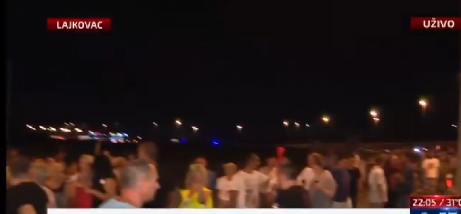 POREMEĆENI EKSTREMISTI BLOKIRALI AUTOPUT MILOŠ VELIKI: Zgubidani ugrožavaju živote!