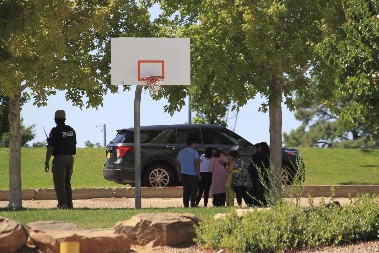 PUCNJAVA U STUDENTSKOM DOMU Osumnjičeni (18) otvorio vatru u sobi, ima mrtvih, stravičan incident u Novom Meksiku