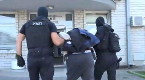 MUŠKARAC PRESKOČIO OGRADU I NASRNUO NA NAVIJAČA NA UTAKMICI U NOVOM PAZARU Istog dana, u centru grada Poljak pretučen pred ženom i decom