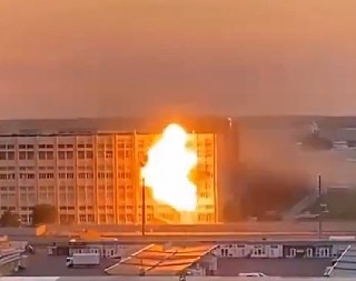 DRONOVI SE ZAKUCAVAJU PRAVO U GRADU, OBJAVLJENI JEZIVI SNIMCI Putinova fabrika gori, uništena skupa oprema (VIDEO)