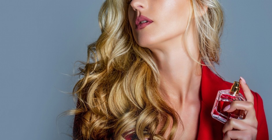 KAKO DA PARFEM DUGO TRAJE Žene se kunu u ovaj trik, kažu da mirišu bukvalno ceo dan!