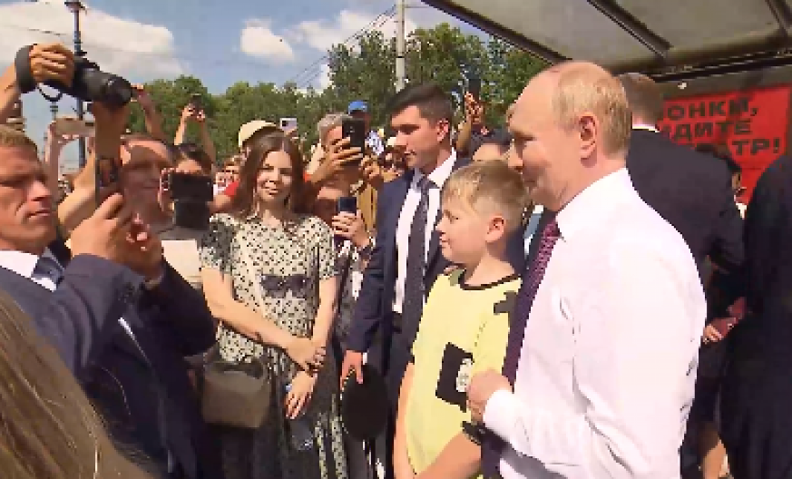 "ČUVAJTE SE I BORITE SE PROTIV FAŠIZMA" Putin izašao u narod, pa dobio jasnu poruku