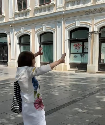 „BRAVO ZA GOSPOĐETINU, TOLIKO ŽIVOTA NI OMLADINA NEMA!“ Baka zaigrala na ulici i oduševila Beograđane!