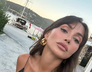 BEZ TRUNKE ŠMINKE! Emina Jahović izdanjem iznenadila sve, pevačica pokazala pravo lice (FOTO)