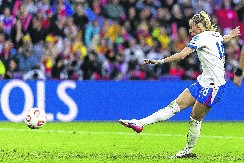 OPASNOST ZA GOLMANE Engleskinja kad šutne, to puca! A tek kad skine dres...