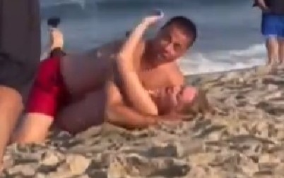 MAJKO MILA, DA LI SU OVI LJUDI NORMALNI? Par se prepustio strastima na prepunoj plaži, a onda je nastao haos! (VIDEO)
