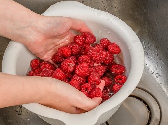 KAKO OPRATI MALINE, A DA SE NE IZGNJEČE? Uz ovaj trik će biti cele, čiste i neće se ubuđati danima