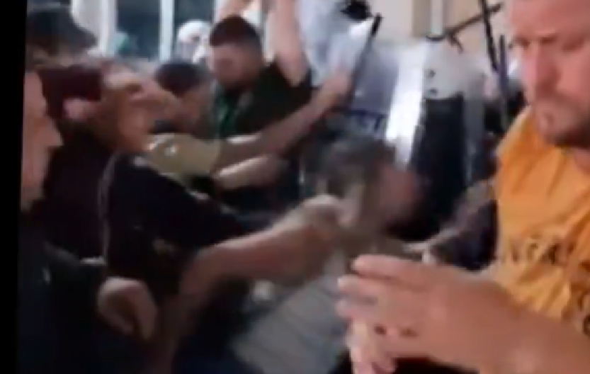 SRAMNA SCENA, ZGUBIDAN GURA ŽENU NA POLICIJU Ima jedan prljavi cilj, raskrinkan je! (VIDEO)