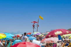 ZNATE LI ŠTA ZNAČI ŽUTA ZASTAVA SA CRNOM TAČKOM NA PLAŽI? Znak koji turisti IGNORIŠU može vas koštati života!