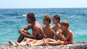 KATASTROFA U MEDITERANSKOM RAJU “Paradajz turisti” bacili poznato letovalište na kolena – "mnogi neće preživeti"