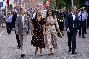 UF, UF, ŠTA SE OVO DESILO, "PRESEKLA" SE IZNENADA Kraljici hitno ukazana medicinska pomoć