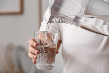 GENIJALAN TRIK KOJI MOŽE DA VAM SAČUVA STAN Zaštite dom od poplave dok ste na odmoru, potrebna vam je samo obična čaša!