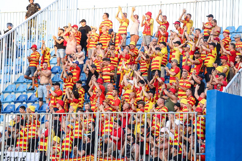 "KOSOVO JE SRCE SRBIJE" Navijači Jagjelonije vatreno dočekali Novi Pazar