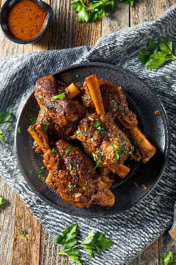 JAGNJETINA SA KAJMAKOM Poćiće vam voda na usta, a meso se lepi za prste