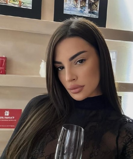 OTKRIVENO KO JE ČOVEK KOGA JE TARA SIMOV NAPALA NOŽEM Poznato u kakvom je stanju i šta se tačno dogodilo