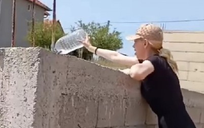 BILA NAJPOZNATIJA STARLETA, A SAD RADI NA GRADILIŠTU! Naša starleta šokirala fanove, zaliva beton u markiranoj odeći (FOTO)