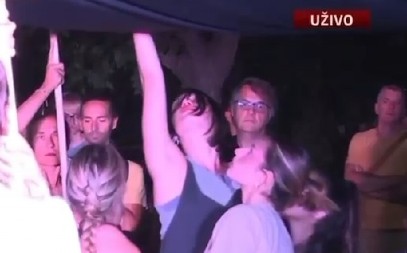 SEKTAŠKA ŽURKA U NOVOM SADU! Dok pričaju o žrtvama poturaju sektašku agendu - tako su uništili i SKC!