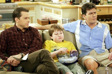 ALAN IZ "DVA I PO MUŠKARCA" DANAS IZGLEDA POTPUNO DRUGAČIJE  Čarlija Šina je izbacio iz svog života, a zajedno zgrtali milione