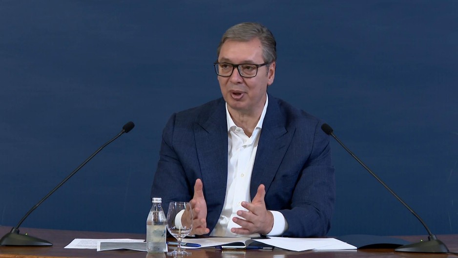 VUČIĆ O SKANDALOZNIM HAPŠENJIMA Kako sa jednog papira uhapsite troje potpisnika, a četvrtog ne - je li moguće da je zaštićen zato što je prijatelj vrhovnog blokadera?