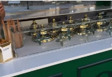 U MALOM GRADU U ITALIJI OTVORENA POSLASTIČARNICA SLAVNOG MODNOG BRENDA U ponudi su sladoledi neobičnog ukusa