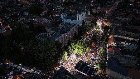 VIŠE OD 30 HILJADA LJUDI PO KIŠI U SREMSKIM KARLOVCIMA! (FOTO)