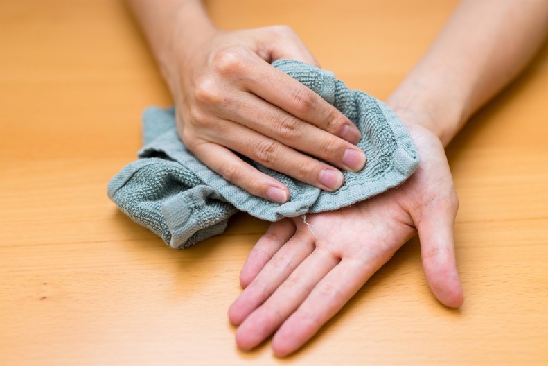 NEPRIJATNO ZNOJENJE RUKU? Isprobajte metodu koju lekari preporučuju
