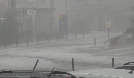 GRAD PLJUŠTI PO ULICAMA! Počelo žestoko nevreme u Srbiji, RHMZ izdao hitno upozorenje!