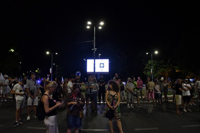JEZIVO NASILJE ZGUBIDANA! Blokaderi Blokaderi krenuli na kuću brata Ane Brnabić!