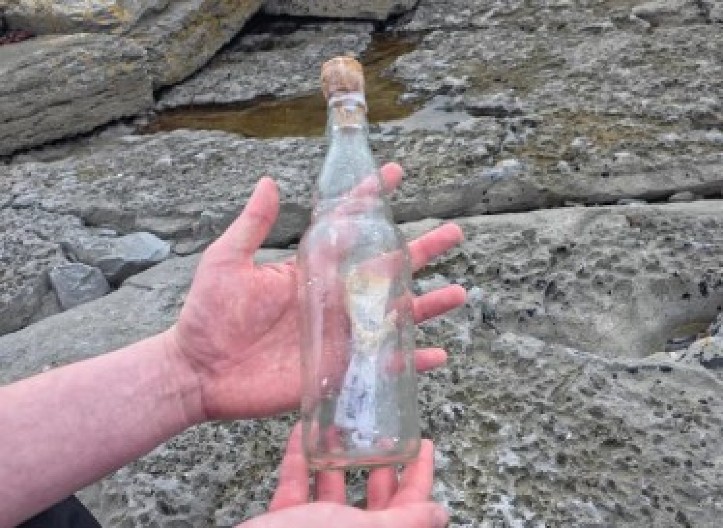 MISTERIOZNA PORUKA U BOCI ZAPREPASTILA TURISTE Kada su pročitali ove tri reči, vilica im je pala od šoka, reagovala i policija! (FOTO)