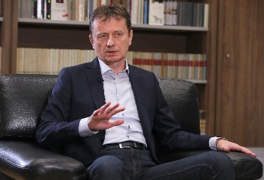 SRĐAN MILIVOJEVIĆ SRAMNO SE OBRUŠIO NA DARKA GLIŠIĆA DOK MU SE LEKARI BORE ZA ŽIVOT! Pogledajte tešku bruku opozicionara (FOTO)