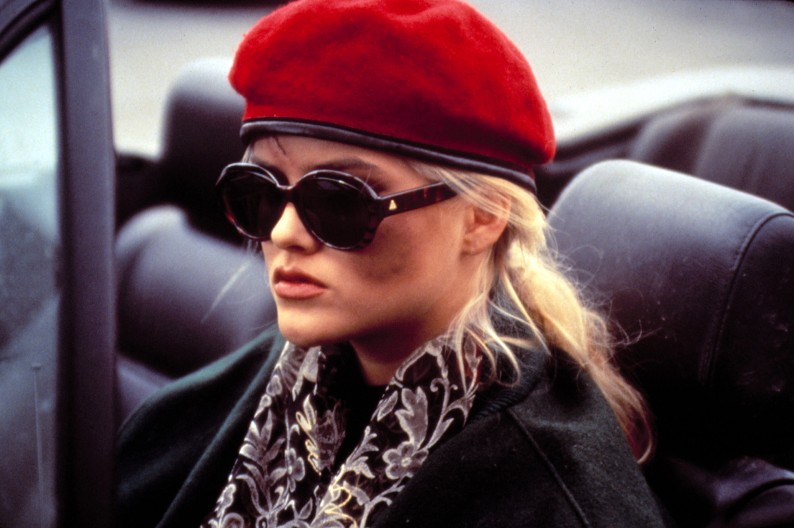 KAO DA JU JE NEKO PROKLEO  Najnesrećnija lepotica godinama tražila biološkog oca, kad ga je upoznala - on je hteo da spava sa njom!