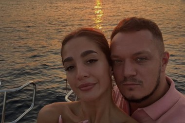 NEMAJU KOČNICA! Anđela i Gastoz razmenjuju nežnosti na jahti, sve pršti od emocija (FOTO)