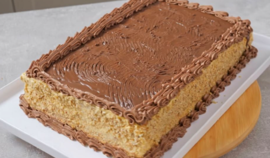 AMBASADOR TORTA ZA SVE SVEČANE PRILIKE Prepuna oraha i čokolade, polovina nestane dok trepnete