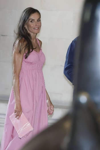 BOMBA OD HALJINE  Letnji model koji se razgrabi u trenu, a sve je počelo od kraljice Leticije koja se prva zaljubila u njega!