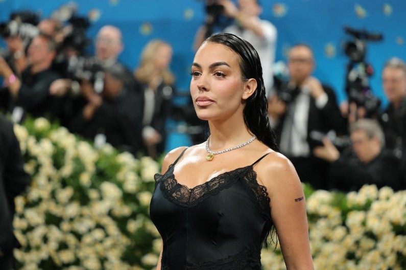 GEORGINA RODRIGEZ NE ZNA DA SE OBUČE  Svi se pitaju šta li će Kristijano reći kad vidi ovu fotografiju?