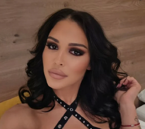 VRELI HOTELSKI SNIMAK ALEKSANDRE MLADENOVIĆ! U provokativnoj haljini izašla pravo na binu (FOTO)