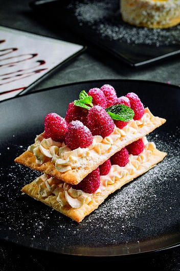 FRANCUSKI MILFOJ SE TOPI U USTIMA Raskošan desert savršen za sve bitne događaje