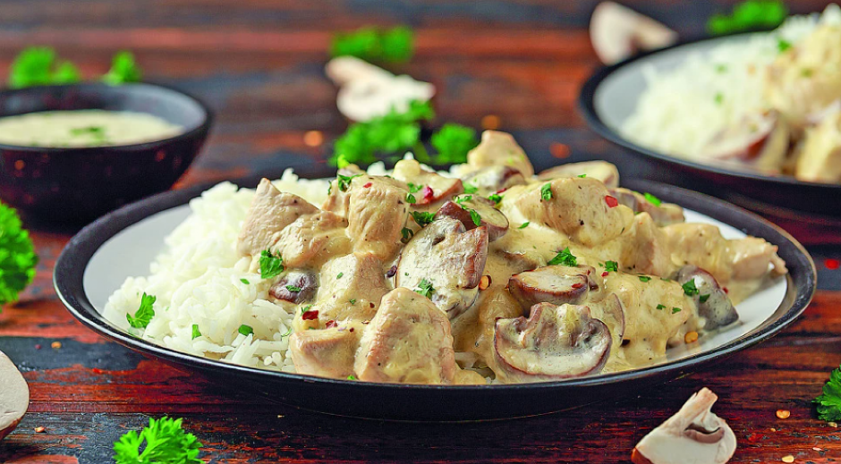 PILEĆE MESO U SOSU RAJ ZA NEPCA Ukućani će stajati u redu za još