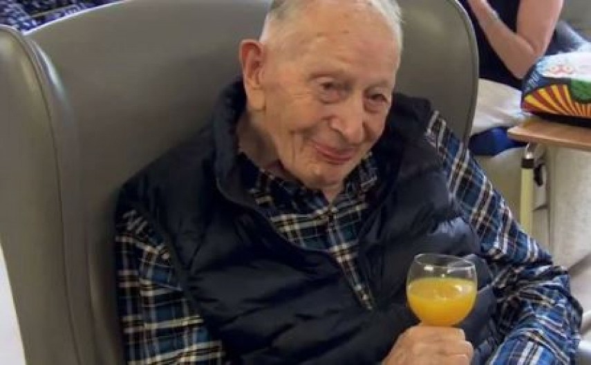 ROĐEN ISTE GODINE KAD JE POTONUO TITANIK Ima 113 godina i svakog petka se počasti ovim nezdravim obrokom, tvrdi da je to njegova tajna