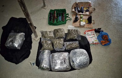 USPEŠNA ZDRUŽENA POLICIJSKA AKCIJA Uhapšene su dve osobe, zaplenjeno je oružje i veća količina narkotika