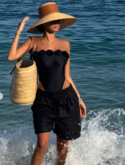 GRUDI U PRVOM PLANU! Đina Džinović raspametila pratioce, tračice jedva drže dekolte (FOTO)